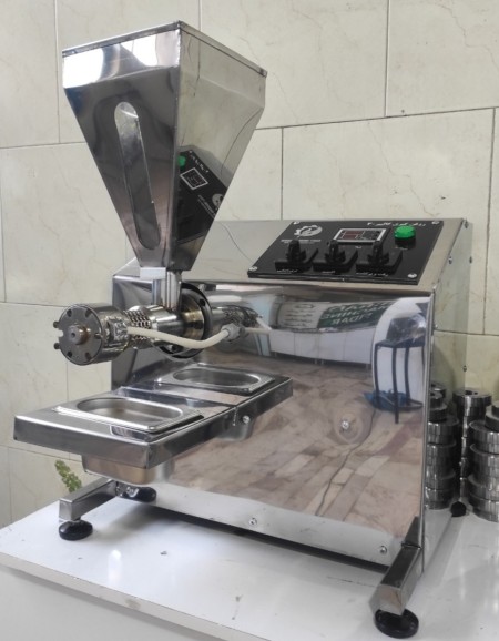 Cold press oiler made by Hirad. Machine