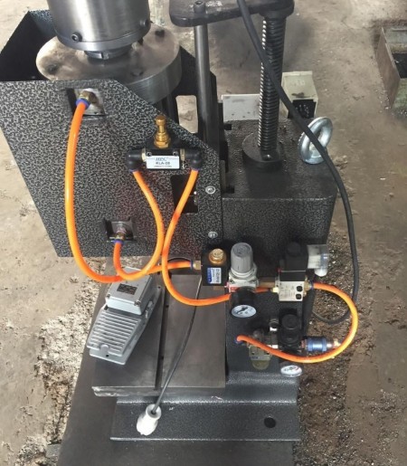 Rubbing rivet press machine