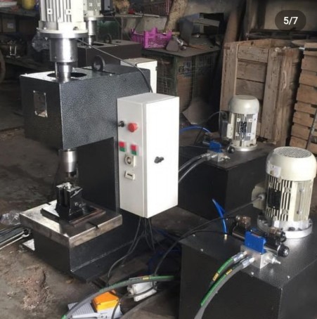 Rubbing rivet press machine