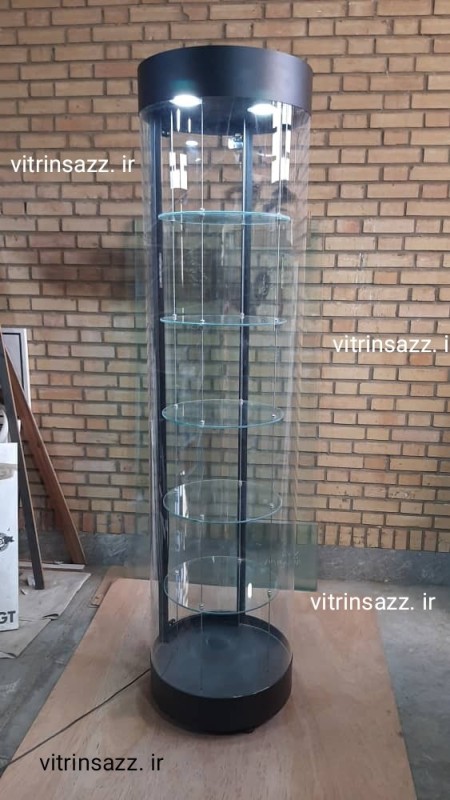 Full-round revolving showcases