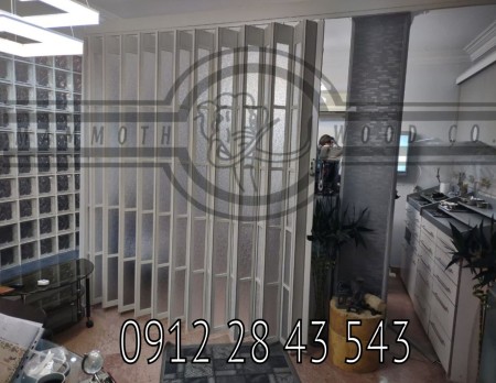 Accordion glass partition