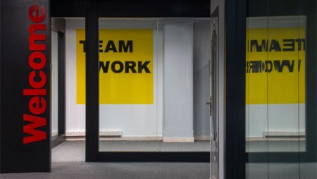 پارتیشن شیشه ای با فریم ام دی اف رنگی