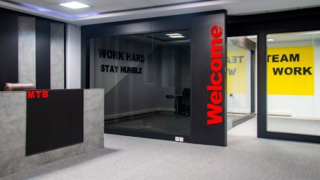 پارتیشن شیشه ای با فریم ام دی اف رنگی