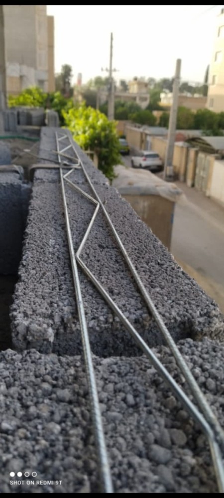 New wallpaper by the method of bed rebar and interrupted studs