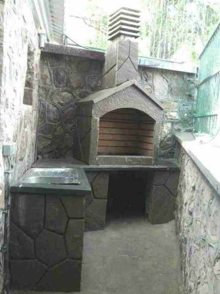 Implementation of barbecue carcass stone