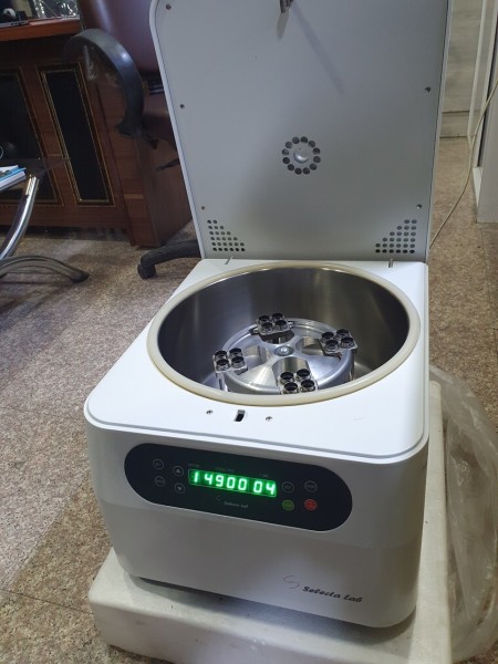 Centrifuge with a moving rotor Selecta LaG