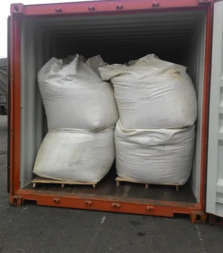 کلوخه سرب همراه با نقره 2/1% در هر تن