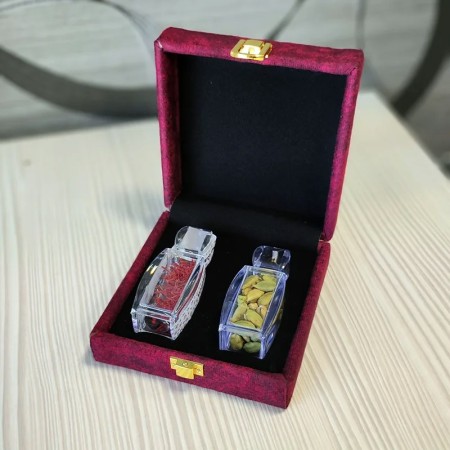 Gift saffron contains 1 gram of saffron - 10 grams of cardamom