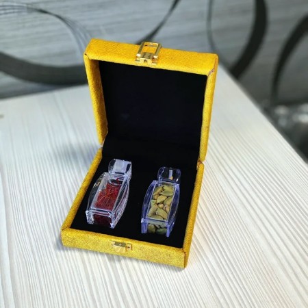 Gift saffron contains 1 gram of saffron - 10 grams of cardamom