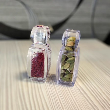 Gift saffron contains 1 gram of saffron - 10 grams of cardamom