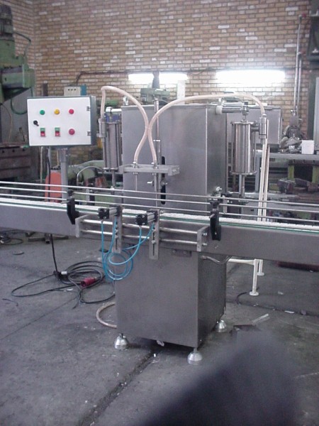 Fully automatic cylinder and piston filler with 2 to 6 nozzles
