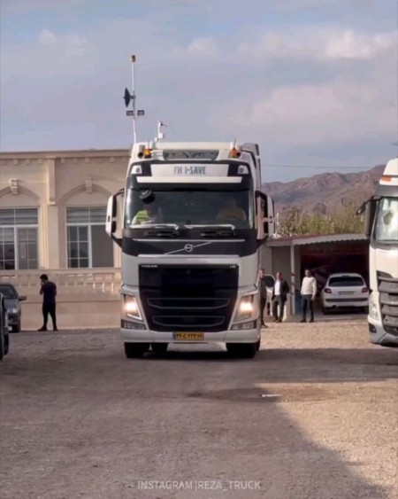 Nissan Khavar van, single trailer, multi-axle, Saba transportation