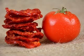 Production, distribution and sale of dry tomatoes with healthy apples