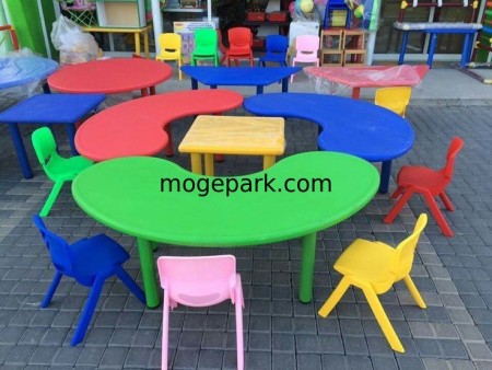 Designing the decoration of the play area and the play equipment of the play house