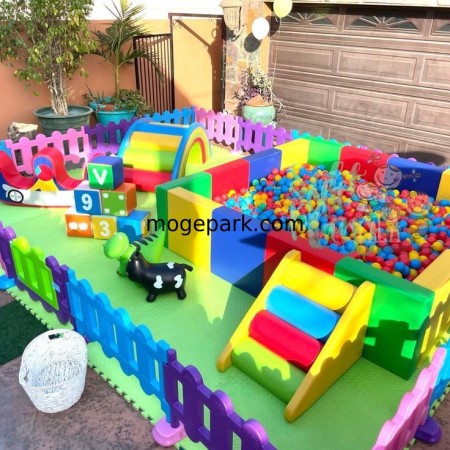 Designing the decoration of the play area and the play equipment of the play house