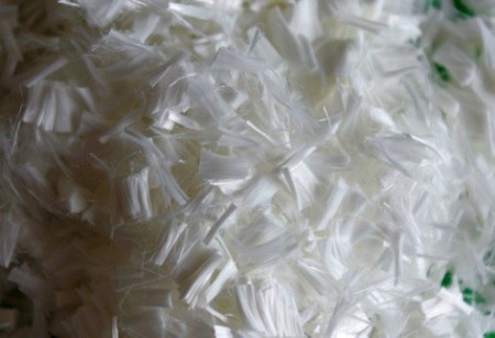 Polypropylene fibers for reinforcing concrete and gypsum mortars