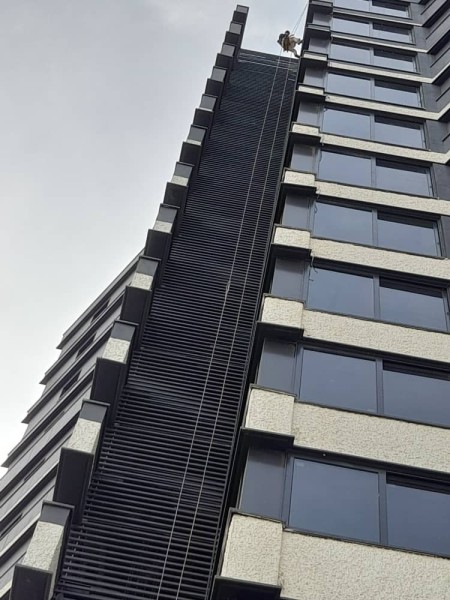 Title: Implementation of facade services without scaffolding and lifting with rope (rappel)