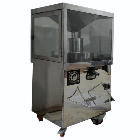 Traditional fencing of Hirad car making