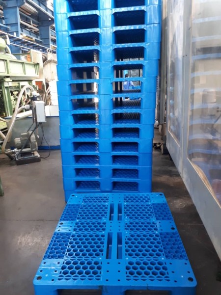 Plastic pallet