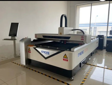 Paint spraying robot