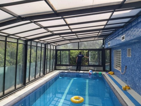 Moving roof for pool with the city's window brand