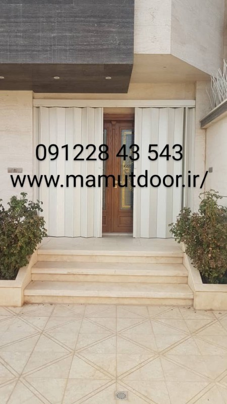 Pleica's accordion door