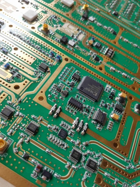 مونتاژ قطعات الکترونیکی