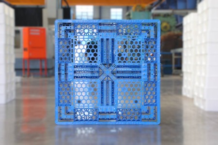 Square plastic palette in dimensions of 15*110*110