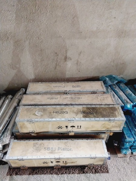 پیستون‌های بیل مکانیکی و چکش هیدرولیکی