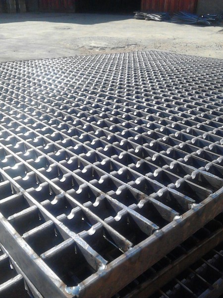 Galvanized grating