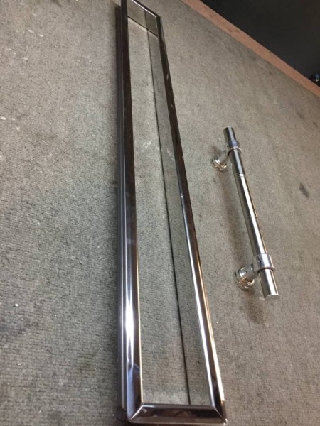 Elevator aluminum frame and handle