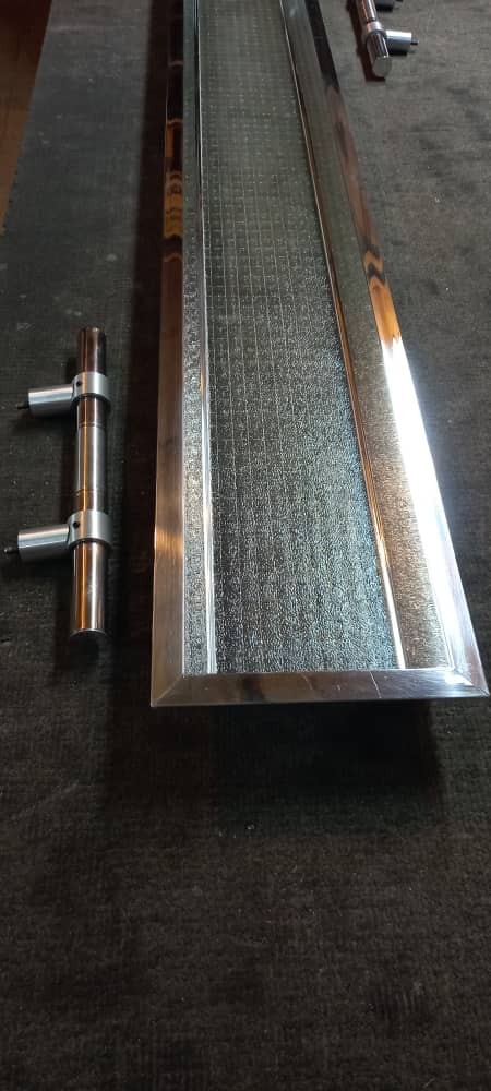 Elevator aluminum frame and handle