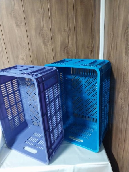 A 2 kg slaughterhouse basket with a row of standing chickens