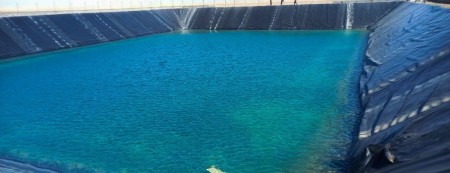 فروش و نصب پوشش استخرهای آبیاری با ژئوممبران و ژئوتکستایل