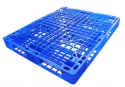 Plastic pallet suitable for shelving