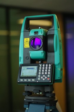 دوربین نقشه برداری توتال استیشن با منوی لایکا